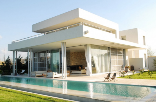 Villa dengan desain minimalis dan konsep rumah terbuka